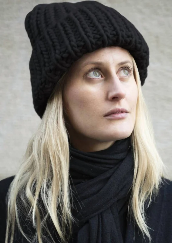 Soft Wool Beanie In Black